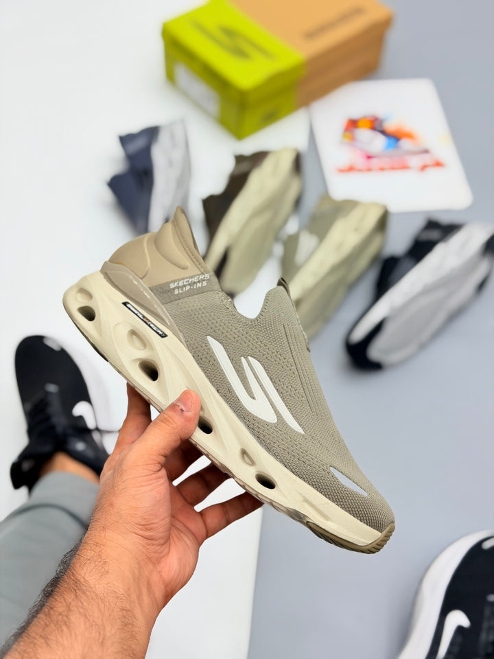 SKECHARS go run swirl tech SLIP-INS MAX CUSHIONING