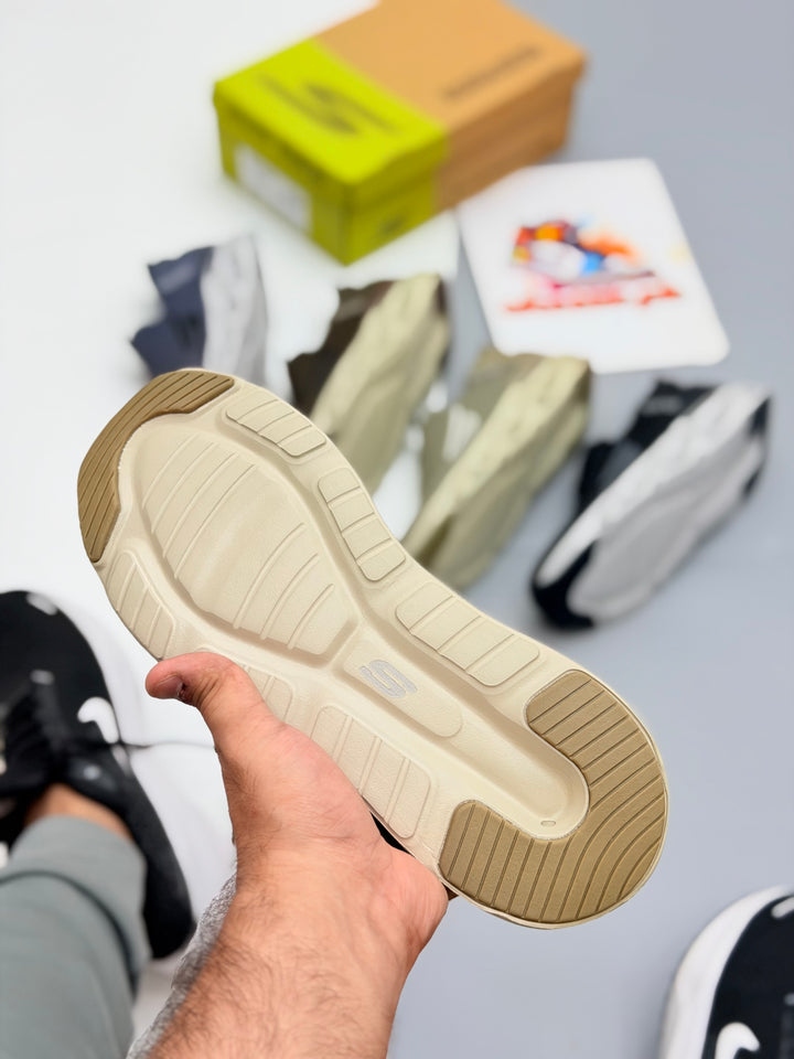 SKECHARS go run swirl tech SLIP-INS MAX CUSHIONING