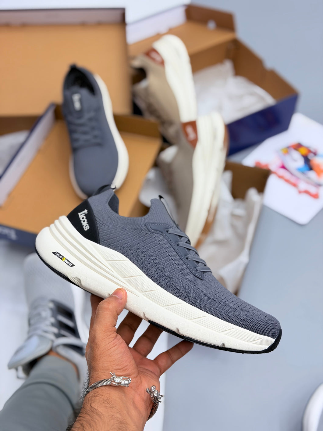 Skechars 1st looks hyper burst (gray)