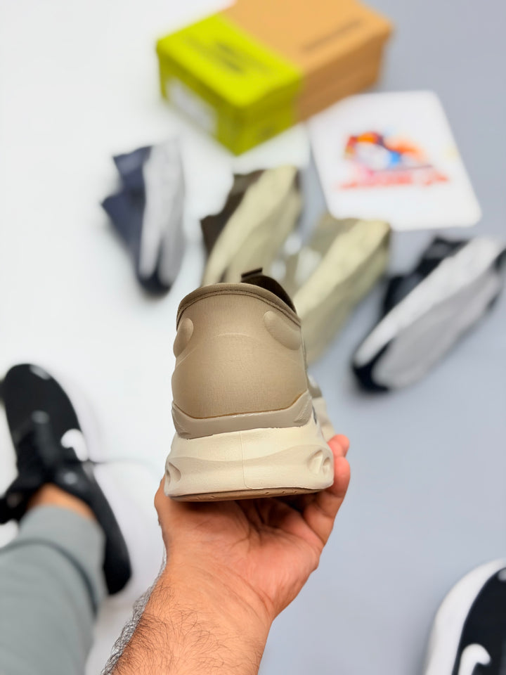 SKECHARS go run swirl tech SLIP-INS MAX CUSHIONING