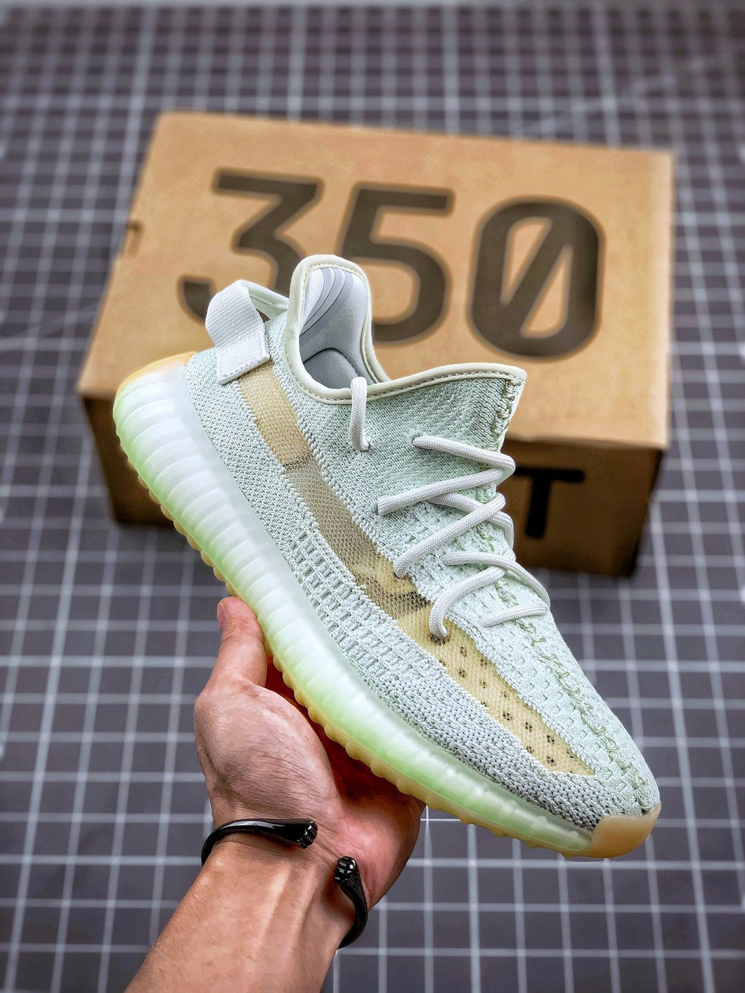 Ads  Yeezy Boost 350 v2