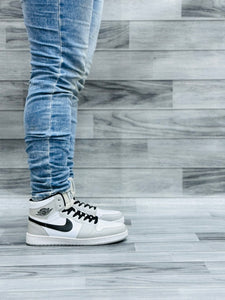 Nk Air Jordan 1 Mid Light Smoke
Grey/Black-White