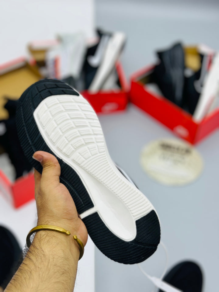 Nke air zoom gauid 10 runners black white