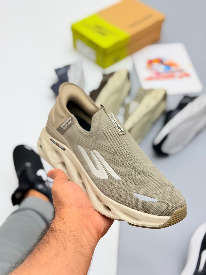 SKECHARS go run swirl tech SLIP-INS MAX CUSHIONING