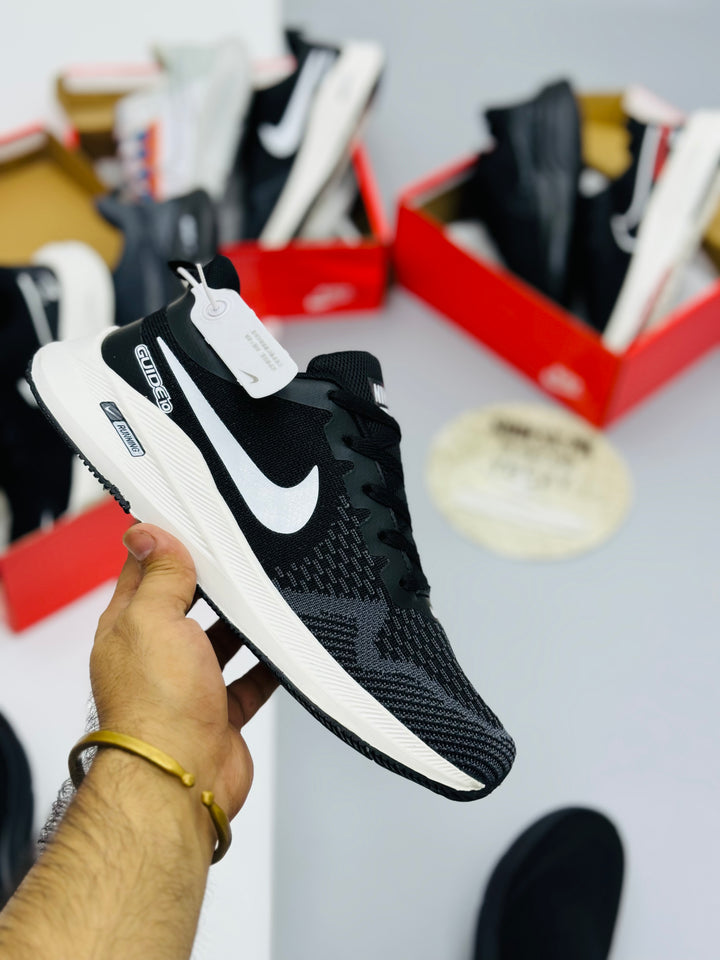 Nke air zoom gauid 10 runners black white