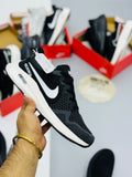 Nke air zoom gauid 10 runners black white