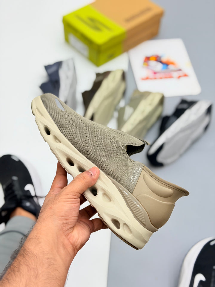 SKECHARS go run swirl tech SLIP-INS MAX CUSHIONING