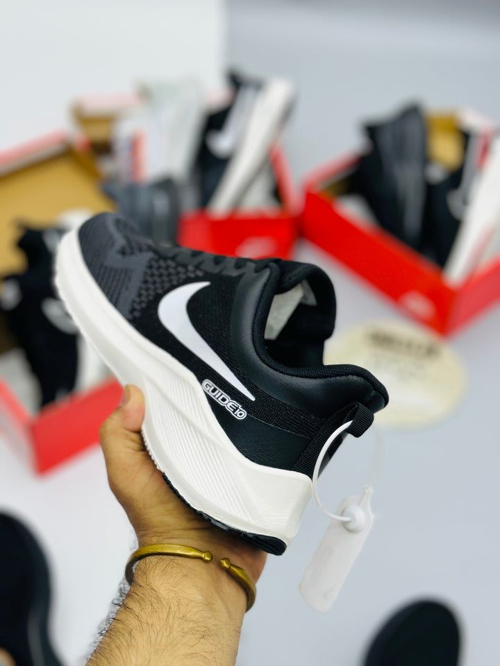 Nke air zoom gauid 10 runners black white